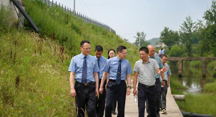 6月5日，四川省开江、重庆市梁平区两地院检察长带领团队，以“河长+检察长”协作机制为纽带，携手两地水利部门、河长办及相关属地政府负责人，开展新盛河流域联合巡河行动。